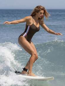 SHEIN Swim SPRTY 2026夏季新款女士褶皱撞色露背冲浪泳衣，适合海滩度假、音乐节、海边约会、休闲度假、性感优雅休闲、沙滩派对、泳池派对等场合。运动休闲女式泳衣，连体比基尼，女士泳装，全包臀泳衣。 - 棕色 - 查看 3