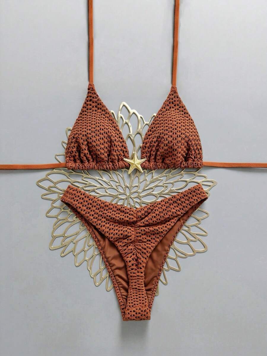 Swim Vcay 新款女士波西米亚风优雅大地红/橙/黄配色两件式挂脖三角比基尼套装,锈红色和芥末黄钩编纹理镂空针织特殊面料泳衣,饰有金色海星吊坠,挂脖系带,丁字裤性感泳裤,可爱俏皮的Y2K辣妹风泳装,适合夏季海滩度假、音乐节、热带海岸早午餐、海边泳池派对、海岛度假等场合,尽显摩登风情。 - 棕色 - 查看 1
