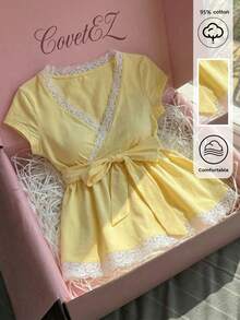 CovetEZ 手工浅黄色棉质娃娃衫，喇叭领，心形领口，Y2K 2000年代风格，及地长款，高腰设计，系带款式，夏季时尚蕾丝边黄色荷叶边上衣，黄色蕾丝边上衣，黄色上衣，女士短袖黄色上衣，黄色裹身上衣，女士夏季服装，黄色娃娃衫，黄色蕾丝上衣，女士短袖上衣 - 鵝黃色 - 查看 1