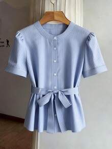 GlowEve 女士蓝色条纹圆领花瓣袖系腰衬衫，时尚百搭通勤优雅日常夏季上衣 - 藍色 - 查看 3