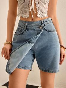 CasuGlow Shorts jeans femininos assimétricos com bainha desfiada e frente envolvente - Lavagem leve - Ver 2