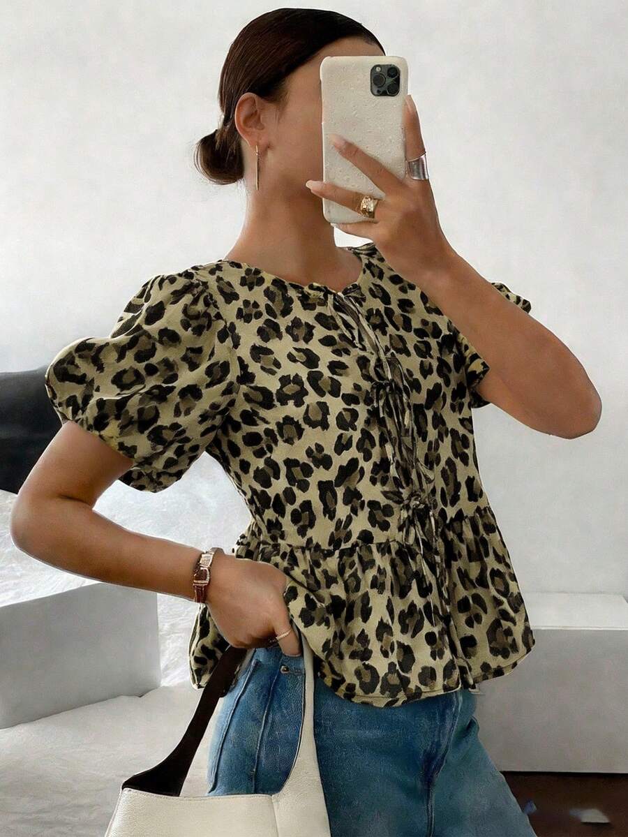 SHEIN Frenchy 女士圆领短袖衬衫,斑马纹系带泡泡袖衬衫,夏季女士可爱荷叶边V领修身泡泡袖上衣,休闲日常穿着,春夏动物纹印花休闲衬衫,短袖 - 綠色 - 查看 1