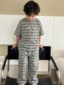 Dazy Kids 2件組小男孩圓領字母印花短袖T恤與格紋梭織長褲休閒套裝，春/夏 - 灰色 - 查看 5