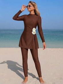 Swim Mulvari 新款女士优雅保守两件式布基尼泳衣套装 - 长袖上衣饰有3D立体花卉贴花，搭配全长紧身裤 - 纯棕色 - 顺滑弹力速干防紫外线面料 - 夏季度假沙滩装 - 棕色 - 查看 1