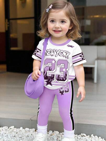 SHEIN Playful Pals 2件套女童休闲创意时尚紫色23号火焰星条纹图案纽约字母印花短袖T恤和打底裤套装，适合春、夏、秋季日常穿着，舒适百搭。