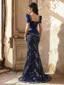 Aureia Sang trọng, quyến rũ và duyên dáng, chiếc đầm màu xanh đậm đính sequin thêu này được làm từ chất liệu satin co giãn với họa tiết mã vạch đính sequin thủ công, cổ vuông, tay áo đứng, thiết kế 2 trong 1, dáng đuôi cá và đuôi dài. Phù hợp cho mọi dịp trang trọng, dự đám cưới và những buổi dạ hội cầu kỳ. - Màu xanh lam - Xem 3