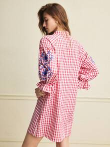 Écloséra 女士休闲度假风红白格子V领灯笼袖刺绣图案连衣裙 - 紅色 - 查看 3