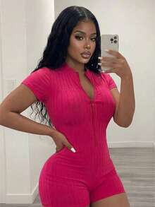 Slaydiva 早春新款，春夏音乐节，情人节，复活节休闲风，简约基础款Y2K街头甜美风，网红热销款，日常约会，辣妹风，性感运动风，小圆领，包袖，短袖，天使英文刺绣，修身版型，玫瑰红大条纹针织面料，超短款，女士紧身连体裤 -A - 玫紅色 - 查看 7