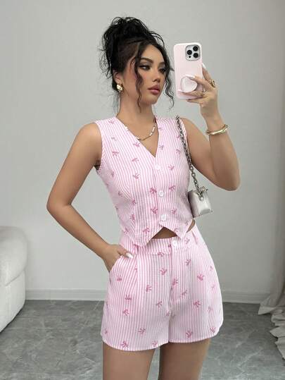 SHEIN Elenzya Bộ đồ nữ mùa hè màu hồng trắng nhăn, kẻ sọc, nơ, không tay và quần short, phù hợp cho phụ nữ từ 20-35 tuổi trở lên, mặc hàng ngày, đi làm, dịp năm mới, mùa tựu trường/tốt nghiệp, đi nghỉ mát (Họa tiết ngẫu nhiên)