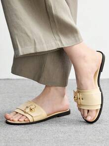 CUCCOO BIZCHIC Giày nữ mùa xuân hè mới, giày sandal đế bằng mũi tròn có khóa trang trí, dép đi biển đế dày chống trượt đa năng cho nữ. - Màu be - Xem 1