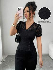 SHEIN Elenzya 女士时尚蕾丝边V领交叉腰带金属扣休闲优雅通勤外出约会晚餐度假T恤，春夏款 - 黑色 - 查看 3