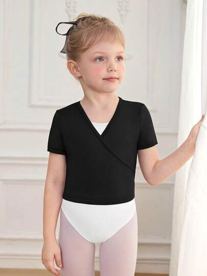 这款女童服装是一款四季皆宜的短袖运动服，采用黑色休闲弹力面料，适合舞蹈训练、校园演出、瑜伽、体操和练习。