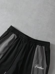 PAVTROS 男士时尚短袖T恤和抽绳短裤套装（2件套）。圆领T恤搭配松紧腰短裤，宽松版型，撞色设计，休闲复古风，时尚简约，适合日常穿着、休闲、时尚穿搭、返校季、嘻哈风格、节日礼物、男友礼物、老公礼物。 - 黑色 - 查看 8