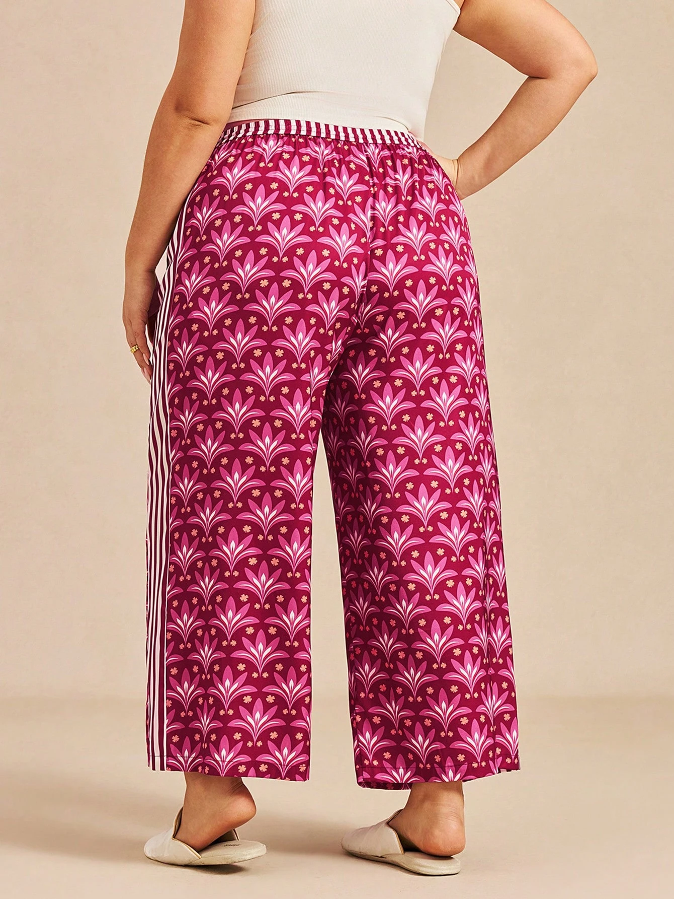 Vielseitige Burgunderrote Blumen Weite Hose in Große Größen - Gestreifte Akzente Loungehose Mehrzweck Heim- und Freizeitbekleidung Kurvenfreundliche Culotte Pyjama