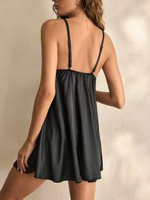 Charlaine 女士黑色蕾丝仿丝睡衣，性感舒适的中长吊带裙，配有可调节肩带 - 黑色 - 查看 3