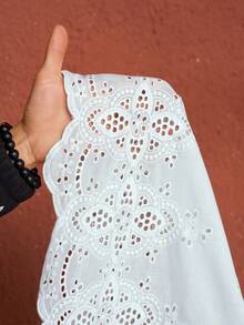 SHEIN CURVE+ 2025春夏新款音乐节、复活节、西部风、波西米亚风、纳什维尔风格连衣裙，适合生日派对、毕业典礼、学生装、日常穿着，百搭休闲，适合度假、邮轮、海滩、海边、日光浴、休闲度假村等场合，黄色蕾丝镂空性感透视上衣短裤套装，宽松大码两件套 - 白色 - 查看 9