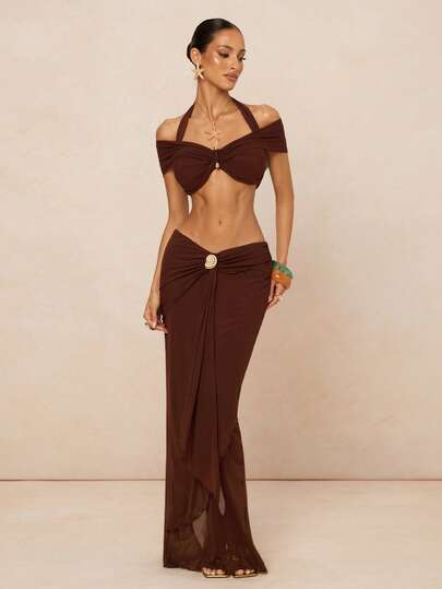 Lumalex Bộ đồ 2 mảnh dành cho nữ, gồm áo croptop trễ vai xếp ly và chân váy ngắn.