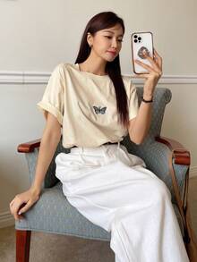 DAZY 蝴蝶刺繡蝙蝠袖T恤 - 米色 - 查看 6