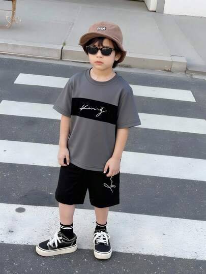 SHEIN 2件套男童街头风圆领短袖T恤+短裤套装，夏季度假、假日、旅行、休闲、日光浴