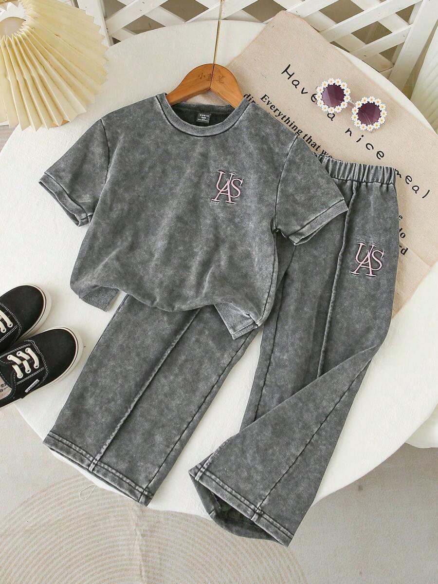 SHEIN Playful Pals 两件套女童针织牛仔套装,新款黑色水洗做旧休闲宽松可爱英文刺绣圆领针织牛仔上衣+宽松刺绣阔腿牛仔裤。时尚女孩必备单品,适合休闲、日常、上学、聚会、派对等场合。 - 淺灰色 - 查看 1