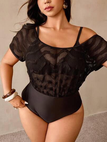 Auralis Bộ áo tắm liền thân cỡ lớn kiểu dáng khoét rỗng, phối nhiều mảnh vải, kèm áo khoác ngoài.