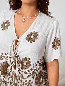 SHEIN EZwear 春夏新款休闲外出日常穿搭，适合派对、音乐节、返校、毕业典礼、度假、街头风、休闲、逛街、城市漫步等多种场合，可外穿或叠穿，开襟系带装饰短袖宽松衬衫搭配宽松短裤，印花图案，大码短裤 - 彩色 - 查看 6