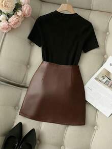 SHEIN Franclia 法式优雅复古风，纯黑色针织圆领修身T恤搭配PU皮革侧开衩百褶裙，新款女士两件套 - 彩色 - 查看 2