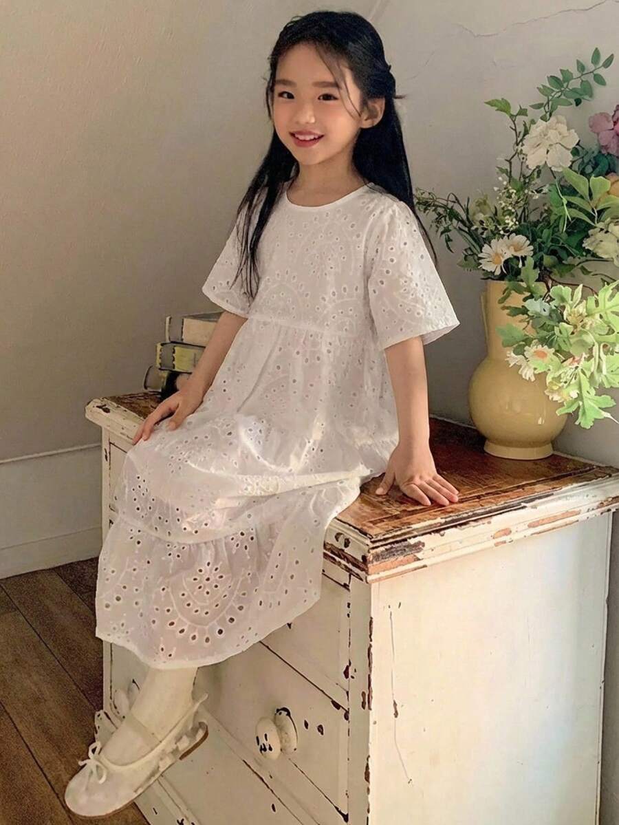 Dazy Kids 少女夏季新款寬鬆休閒度假風純色鏤空刺繡中長洋裝陽光裙 - 白色 - 查看 1
