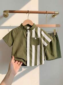 SHEIN Playful Pals 2件組嬰兒男寶寶夏季綠色與白色條紋套裝，休閒立領短袖襯衫與短褲，幼兒男童城市度假穿搭 - 綠色 - 查看 1