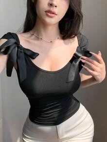 Joudiya تي شيرت نسائي ضيق بأكمام قصيرة مع تصميم ظهر مكشوف وأشرطة فيونكة علوي معلق - الأسود - مشاهدة 3