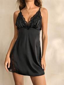 Charlaine 女士黑色蕾丝仿丝睡衣，性感舒适的中长吊带裙，配有可调节肩带 - 黑色 - 查看 2