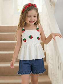 SHEIN Vintaside Kids Conjunto de estilo campestre para niña, hecho de tela jacquard calada beige con decoración de fresas, incluye camiseta de tirantes y shorts vaqueros, adecuado para actividades al aire libre como recoger, picnics y paseos en el parque - Albaricoque - Ver 3