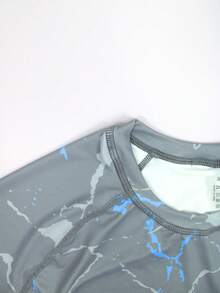 Manfinity Swimmode Camiseta de protección solar casual con cuello redondo y mangas raglán con estampado total para hombres, camisetas de verano para hombres, camisetas gráficas para hombres - Gris - Ver 6