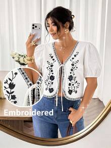 SHEIN Frenchy 大码休闲刺绣花瓣袖系带衬衫 - 白色 - 查看 1