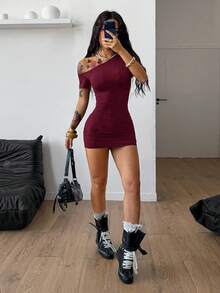 Coolane 女士四季皆宜街头风时尚Y2K简约基础款日常休闲弹力不对称领短袖迷你连衣裙 - 酒紅色 - 查看 6