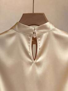 Lyxana Camizolă elegantă din satin pentru femei, plisată, cu nasturi decorativi, talie strânsă, bluză din satin cu drapaj, bluză elegantă aurie din satin fără mâneci, bluză luxoasă din satin, bluză elegantă din satin, bluză din satin șampanie, bluză din satin cu guler drapat, bluză din satin auriu, rochie elegantă formală luxoasă din satin șampanie, bluză elegantă de vară pentru femei - Bej - Vizualizare 4
