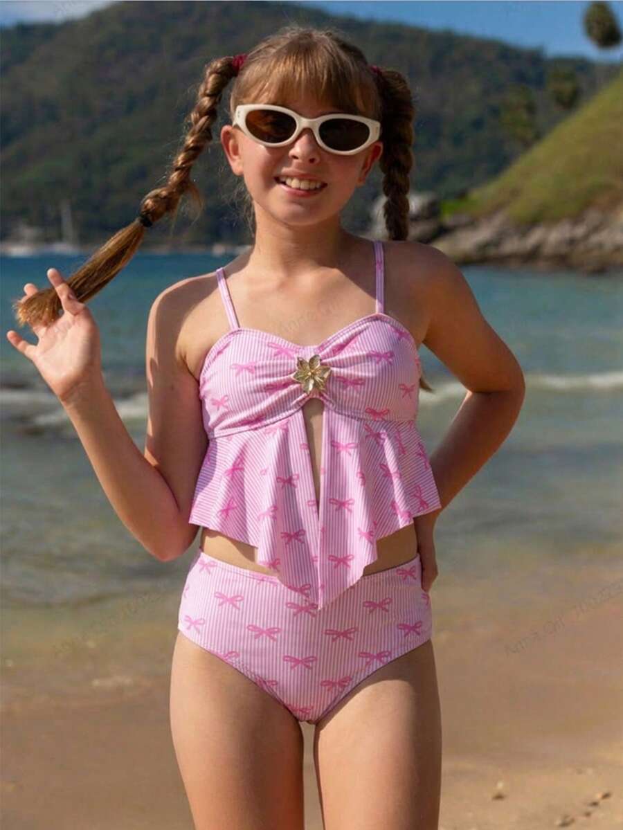 SHEIN 少女比基尼泳衣，女童泳装，挂脖式，度假，休闲，可爱风格，粉色两件式泳衣，蝴蝶结条纹印花，针织面料，双肩挂脖上衣，胸前饰有金属花朵，两件套，挂脖上衣搭配泳裤，时尚，休闲，精致，华丽，淑女风，适合游泳，夏季假期，夏季海滩，海边泳池，游泳池，夏季派对，休闲度假。 - 粉色 - 查看 1