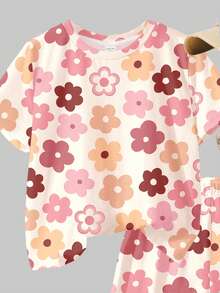 奶油白，可爱甜美的多巴胺粉色碎花图案，少女休闲舒适宽松圆领短袖T恤短裤套装，适合春夏日常、居家、度假、节日等场合，充满春日气息和夏日氛围，轻松舒适的春夏穿搭，时尚少女套装，休闲服饰，儿童碎花图案服装，春夏套装，新款，轻松休闲，春日夏日假期 - 彩色 - 查看 5