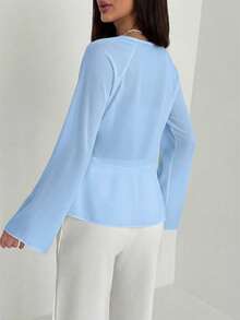 Aloruh Blusa ajustada de manga larga con volantes, cuello en V profundo y puños acampanados, de estilo bohemio, para uso diario y de oficina, de moda minimalista para mujer - Celeste - Ver 2