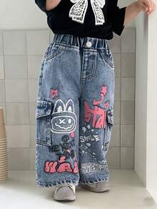 SHEIN Baby Mädchen Jeans Cargo Hose, Sommer Casual Fashion Muss-haben Artikel! Mittelblau gewaschener Denim, Gummibund + Fake Ketten Design, kombiniert mit niedlichem grafischem Muster, um den einzigartigen Modestil des Babys zu zeigen. Geeignet für tägliche Ausflüge, Geburtstagsfeiern, Wochenendtrips und Feiertage, um das Baby in den Mittelpunkt zu stellen. - Helle Waschung - Übersicht 3