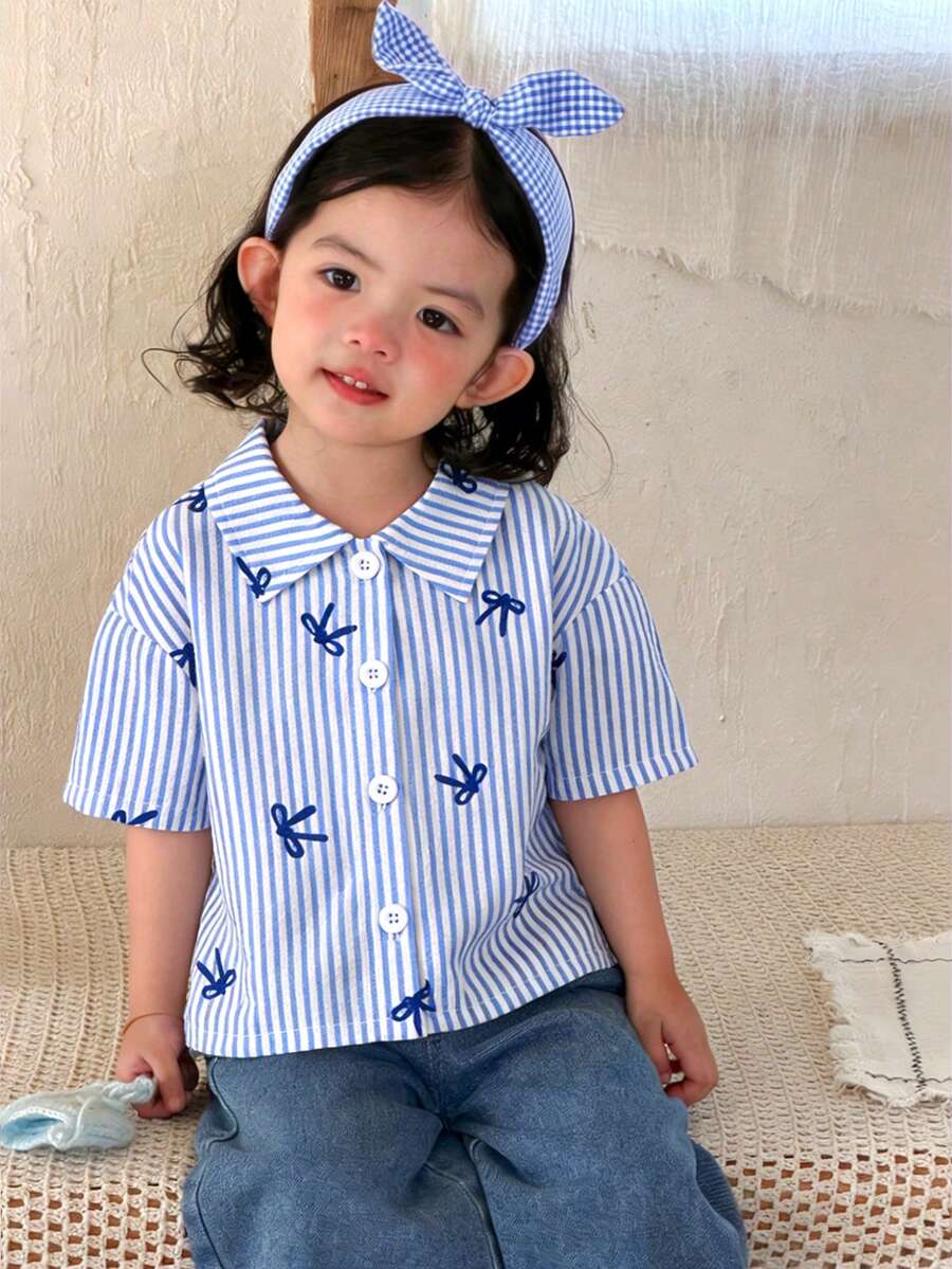 SHEIN Genkimix Kids 女童藍白條紋蝴蝶結印花短袖翻領短版休閒襯衫,兒童夏季清爽可愛百搭小眾時尚通勤度假穿搭蝴蝶結襯衫海灘襯衫春夏時尚 - 藍色 - 查看 1