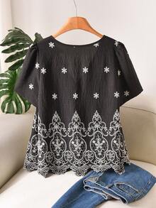 CosyJoli Damen Große Größen Bluse mit floraler Stickerei, kurze Petal-Ärmel, Casual Shirt, besticktes Oberteil für Damen, süße Blusen für Damen, Boho-Tops für Damen, Damen Blusen und Tops, süße Tops Damen Sommer - Schwarz - Übersicht 2