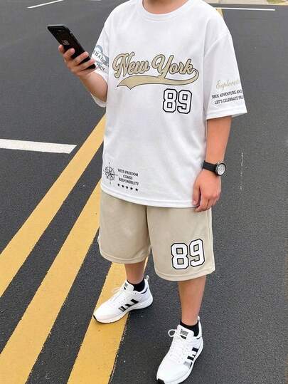 SHEIN 两件套青少年男童休闲运动套装，柔软舒适的印花T恤搭配弹力腰带短裤，适合秋季、春季、夏季日常穿着、户外活动、学校、街头风、派对和休闲场合。