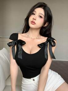 Joudiya تي شيرت نسائي ضيق بأكمام قصيرة مع تصميم ظهر مكشوف وأشرطة فيونكة علوي معلق - الأسود - مشاهدة 7