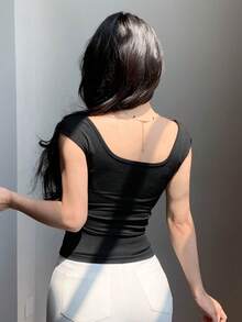 Joudiya تي شيرت نسائي ضيق بأكمام قصيرة مع تصميم ظهر مكشوف وأشرطة فيونكة علوي معلق - الأسود - مشاهدة 4