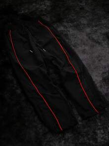 RISE LYT 男士黑色七分运动裤，红色滚边和拉链细节，防风裤，男士运动裤，尼龙裤，降落伞裤，运动裤 - 黑色 - 查看 4