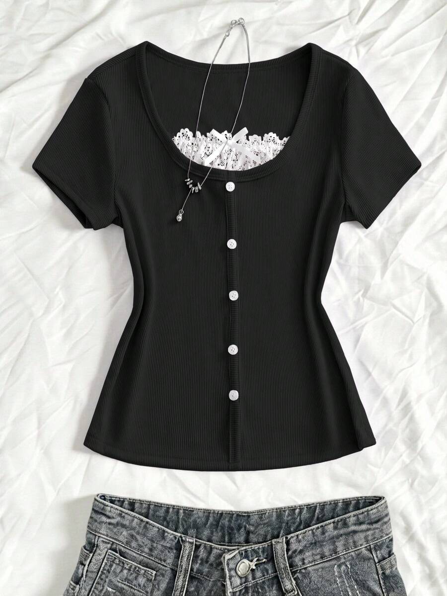 一件式少女优雅Y2K美学罗纹针织短袖上衣,饰有白色蕾丝边,正面纽扣细节,透气修身面料,适合日常休闲穿着、上学和周末外出等多种场合。 - 黑色 - 查看 1