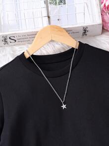 SHEIN 这款少女藏蓝色休闲格子拼接连衣裙，主体为藏蓝色上衣，裙摆拼接蓝白格子图案，并饰有格子蝴蝶结，增添俏皮感。袖口采用荷叶边设计，裙摆内衬轻薄薄的薄纱，营造出甜美轻盈的氛围。这是一款适合日常穿着的休闲甜美连衣裙。 - 黑色 - 查看 6