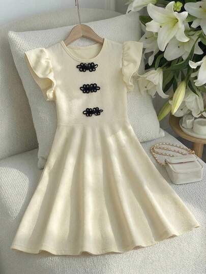 Đầm dệt kim màu be kiểu Trung Quốc mới dành cho bé gái, cổ tròn với tay áo xếp ly 3D, mang hơi hướng cổ điển ngọt ngào, dáng suông rộng, thích hợp mặc hàng ngày vào mùa xuân/hè, họp mặt gia đình và các sự kiện theo phong cách Trung Hoa.