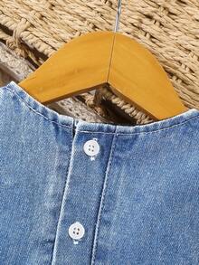 SHEIN Vintaside Kids 女婴牛仔背带裙，夏季新品，休闲可爱，浅蓝色牛仔布，夏季度假，蝴蝶结装饰，水洗效果，无袖，宽松A字版型，柔软棉质牛仔面料，日常穿着，夏季度假，外出，派对，夏季棉质牛仔，假日出行 - 淺色水洗藍 - 查看 8